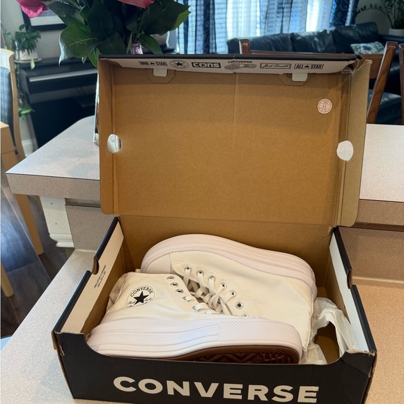 NIB Women’s Converse Chuck Taylor size 8 White platform Sneakers - Picture 6 of 9